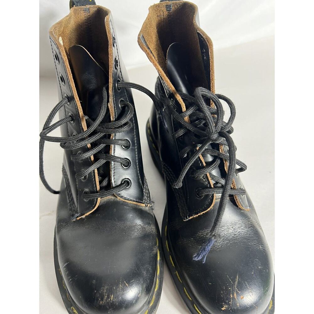 Dr. Martens MADE IN ENGLAND. Need new shoelaces, o/w in beautiful condition. - Picture 6 of 9
